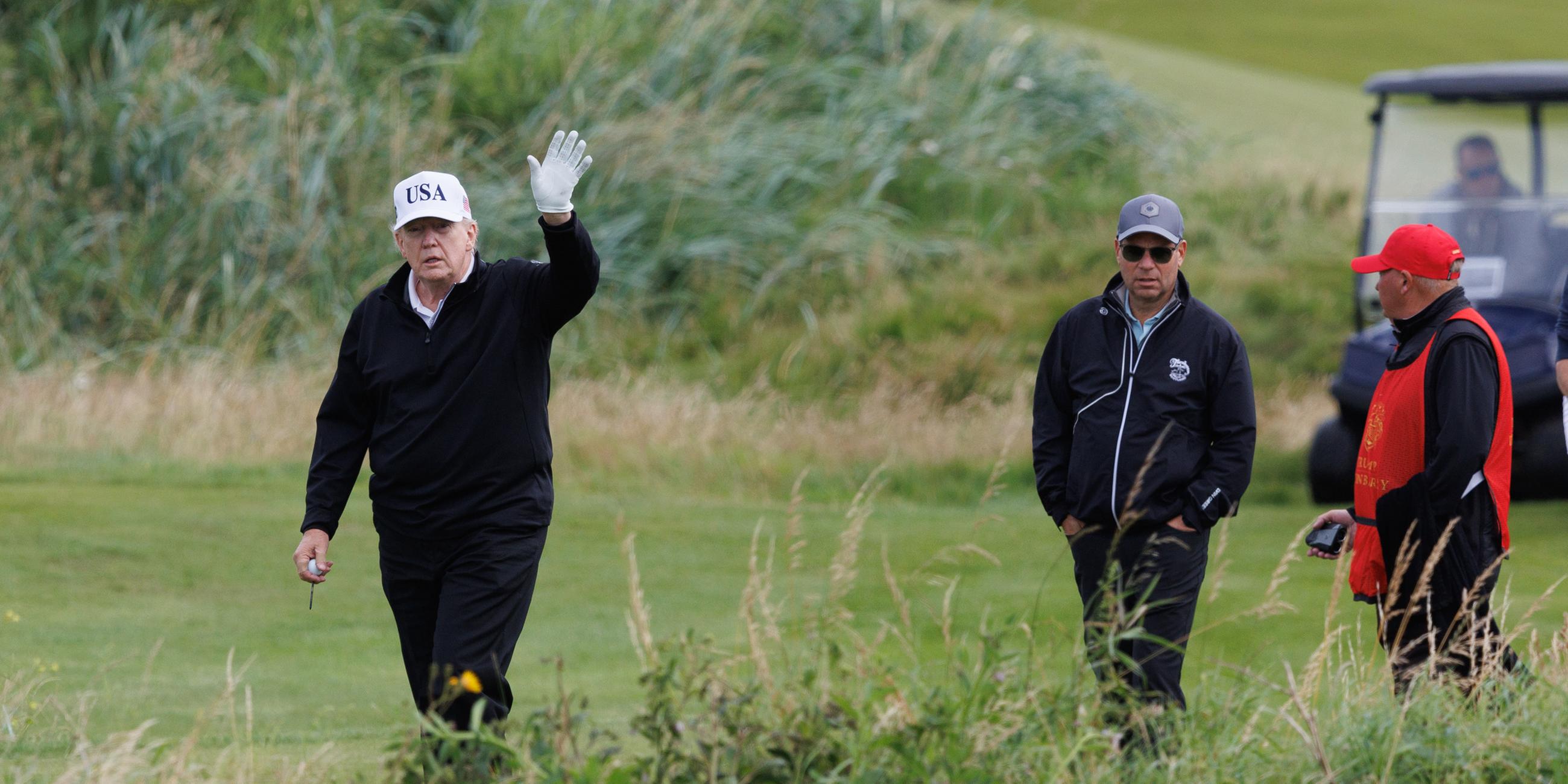 26.07.2025, Turnberry: US-Präsident Donald Trump winkt Reportern zu, während er auf seinem Golfplatz Trump Turnberry in South Ayrshire Golf spielt – zu Beginn seiner fünftägigen Privatreise nach Großbritannien.