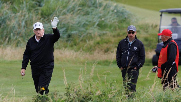 26.07.2025, Turnberry: US-Präsident Donald Trump winkt Reportern zu, während er auf seinem Golfplatz Trump Turnberry in South Ayrshire Golf spielt – zu Beginn seiner fünftägigen Privatreise nach Großbritannien.