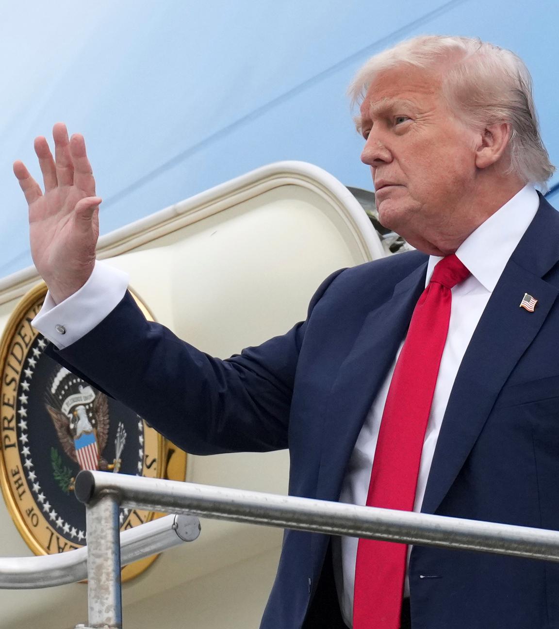 Präsident Donald Trump winkt, als er am Freitag, den 25. Juli 2025, nach seiner Ankunft am Flughafen Prestwick in Ayrshire, Schottland, aus der Air Force One aussteigt.