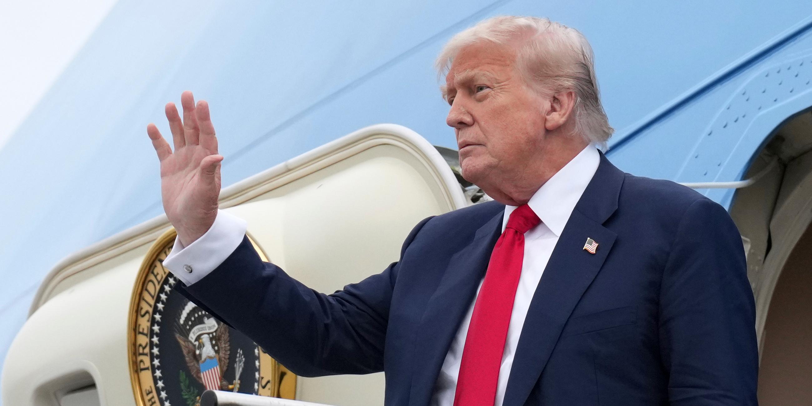 Präsident Donald Trump winkt, als er am Freitag, den 25. Juli 2025, nach seiner Ankunft am Flughafen Prestwick in Ayrshire, Schottland, aus der Air Force One aussteigt.