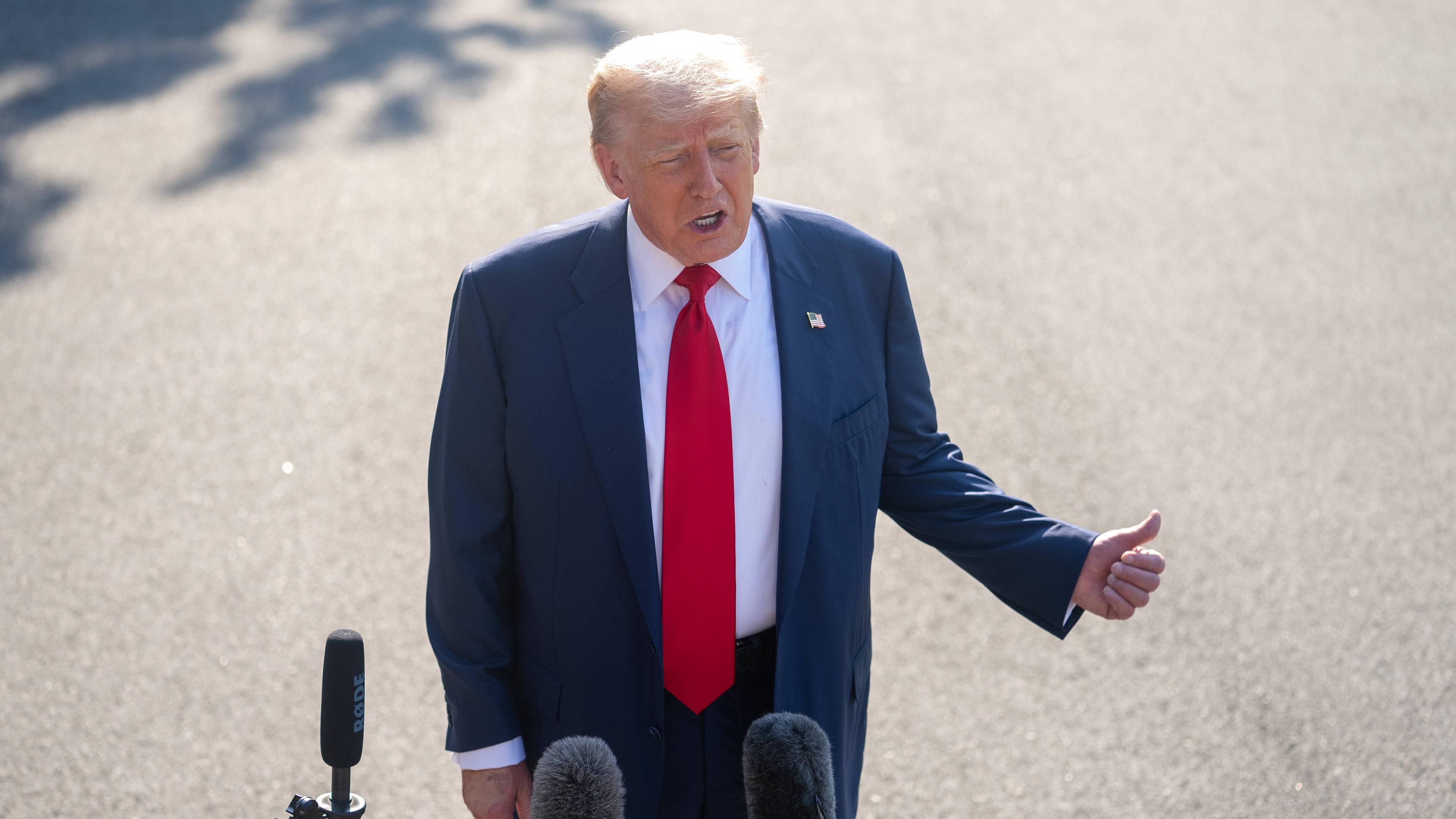 US-Präsident Donald Trump spricht am 25. Juli 2025 vor seiner Abreise in das Vereinigte Königreich im Weißen Haus in Washington, D.C., USA, mit Reportern.