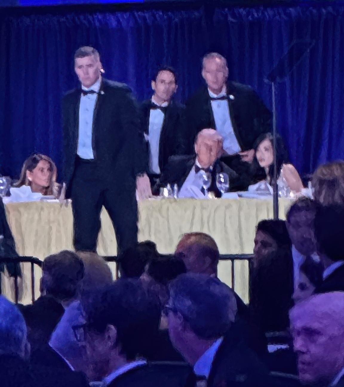 Trump und Agenten des Secret Service beim Dinner in Washington vor den Schüssen.