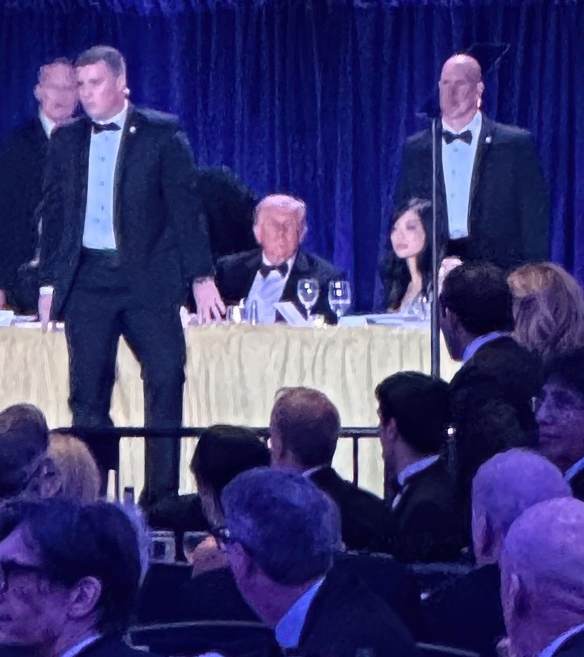 Agenten des US-Geheimdienstes umringen Trump nach einem Schusswechsel vor dem Ballsaal.