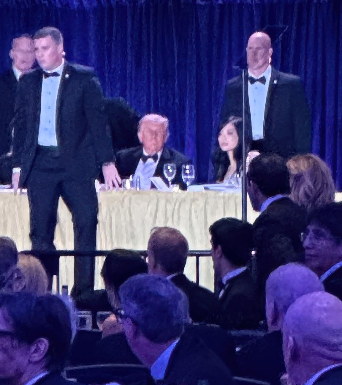 Agenten des US-Geheimdienstes umstellen Präsident Donald Trump nach einem Schusswechsel vor dem Ballsaal während des Dinners der Korrespondenten des Weißen Hauses am Samstag, dem 25. April 2026, in Washington.