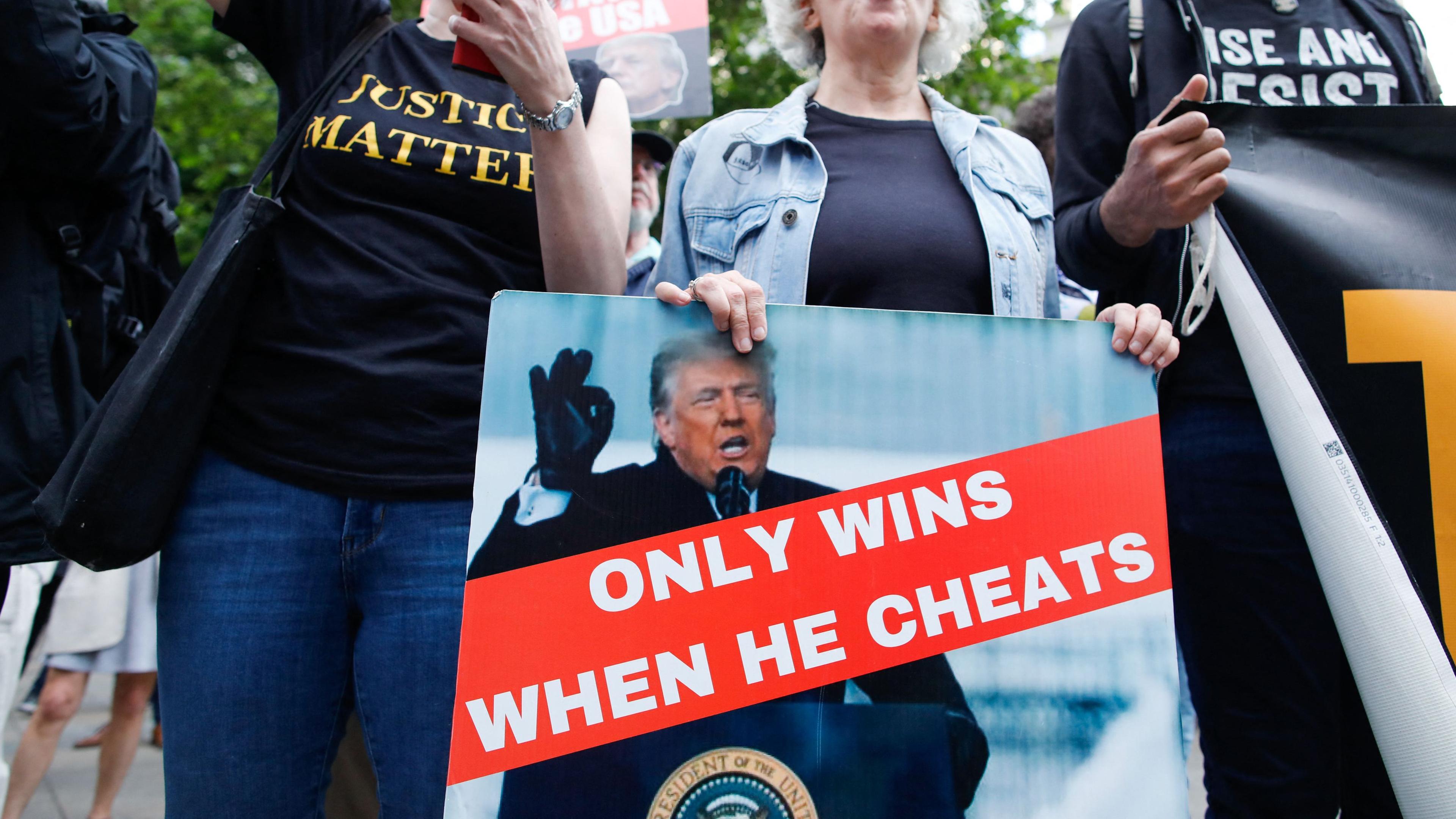 Demonstranten reagieren, nachdem Ex-US-Präsident Donald Trump verurteilt wurde