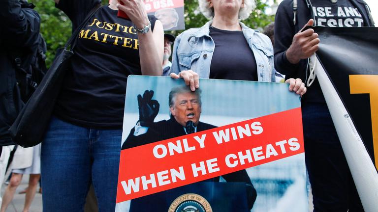 Demonstranten reagieren, nachdem Ex-US-Präsident Donald Trump verurteilt wurde