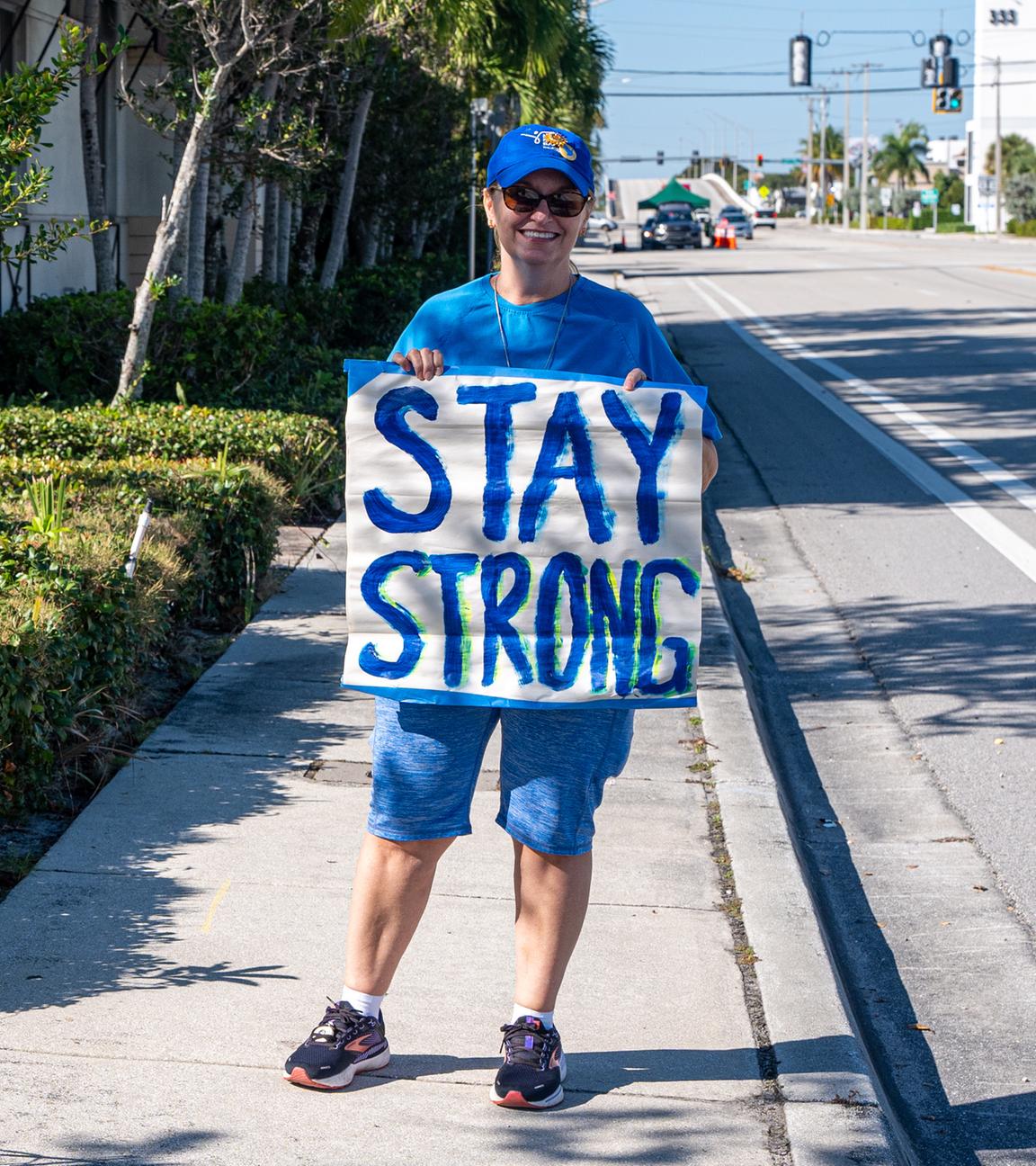 Karen Blake aus Fort Lauderdale zeigt ein Schild bei der «Kundgebung zur Unterstützung der Ukraine», organisiert von der Ukrainian Association of Florida