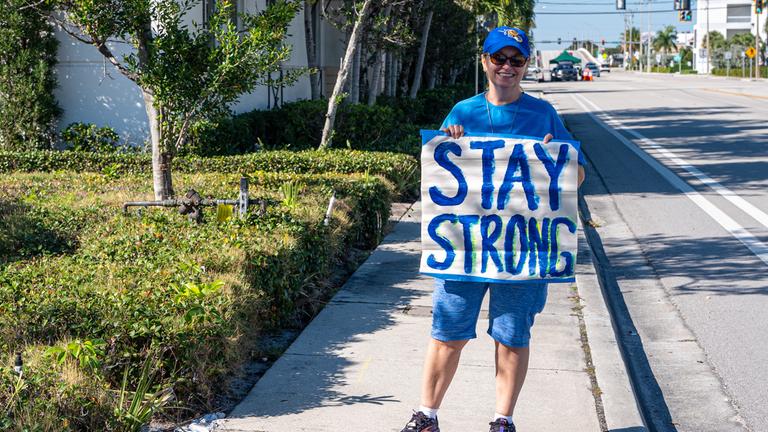 Karen Blake aus Fort Lauderdale zeigt ein Schild bei der «Kundgebung zur Unterstützung der Ukraine», organisiert von der Ukrainian Association of Florida