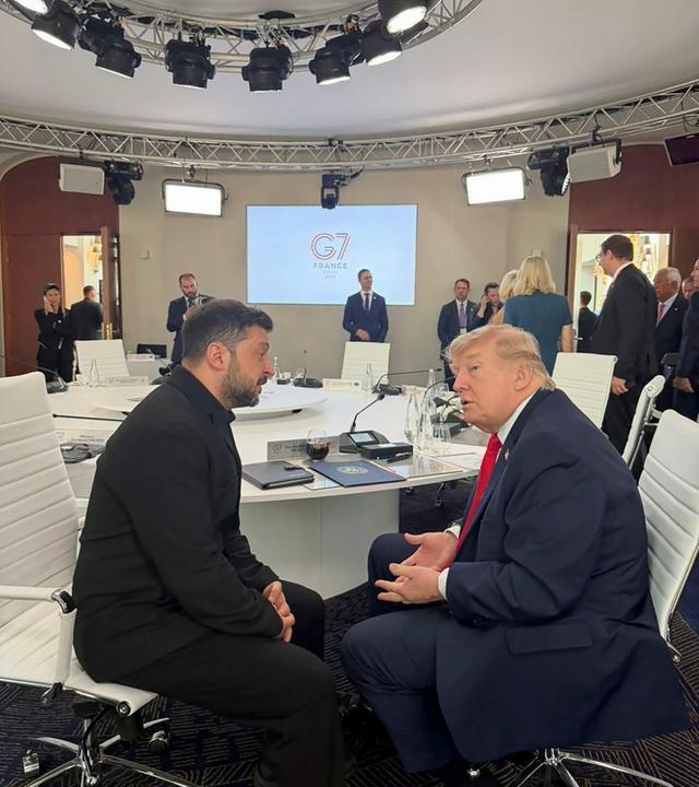 Ein vom Pressedienst des ukrainischen Präsidenten bereitgestelltes Foto zeigt den ukrainischen Präsidenten Wolodymyr Selenskyj (l.) und US-Präsident Donald J. Trump (l.) im Gespräch am Rande des G7-Gipfels in Évian-les-Bains, Frankreich, am 16. Juni 2026.