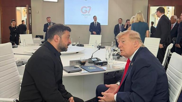 Ein vom Pressedienst des ukrainischen Präsidenten bereitgestelltes Foto zeigt den ukrainischen Präsidenten Wolodymyr Selenskyj (l.) und US-Präsident Donald J. Trump (l.) im Gespräch am Rande des G7-Gipfels in Évian-les-Bains, Frankreich, am 16. Juni 2026.
