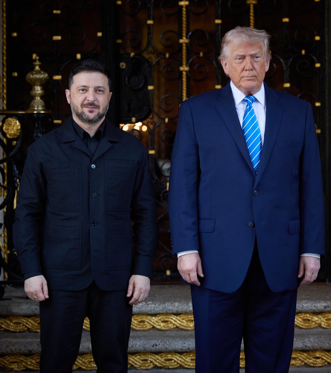 Der ukrainische Präsident Wolodymyr Selenskyj steht neben US-Präsident Donald Trump am 28.12.2025 in Mar-A-Lago in Florida.