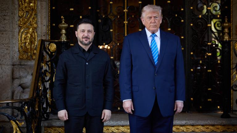 Der ukrainische Präsident Wolodymyr Selenskyj steht neben US-Präsident Donald Trump am 28.12.2025 in Mar-A-Lago in Florida.