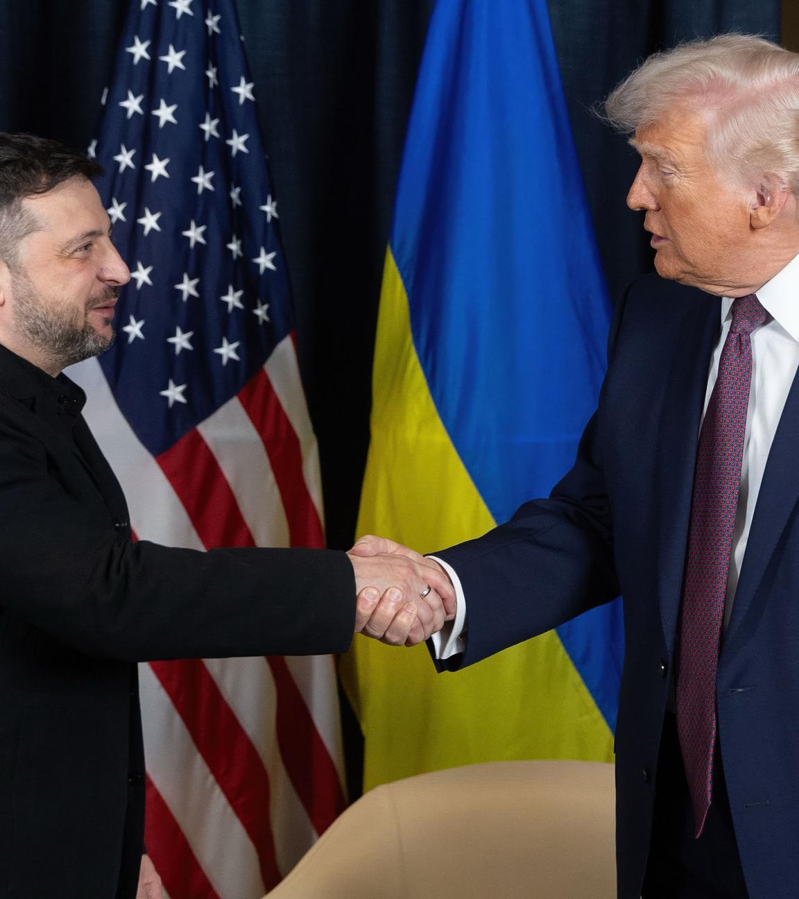 US-Präsident Donald Trump (r) schüttelt dem ukrainischen Präsidenten Wolodymyr Selenskyj vor Beginn eines bilateralen Treffens am Rande des jährlichen Weltwirtschaftsforums (WEF), die Hand. 