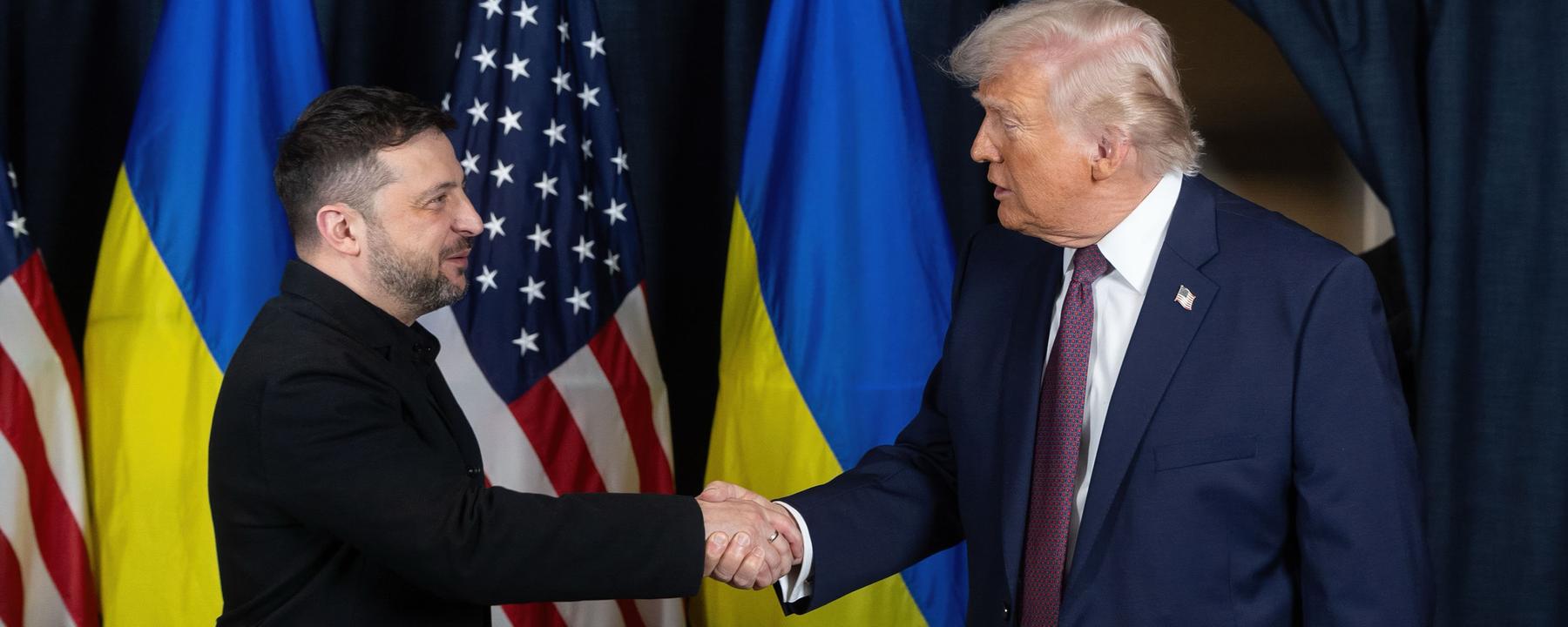 US-Präsident Donald Trump (r) schüttelt dem ukrainischen Präsidenten Wolodymyr Selenskyj vor Beginn eines bilateralen Treffens am Rande des jährlichen Weltwirtschaftsforums (WEF), die Hand. 