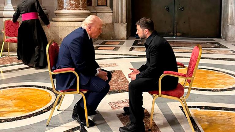 Trump und Selenykyj sitzen sich nah gegenüber.