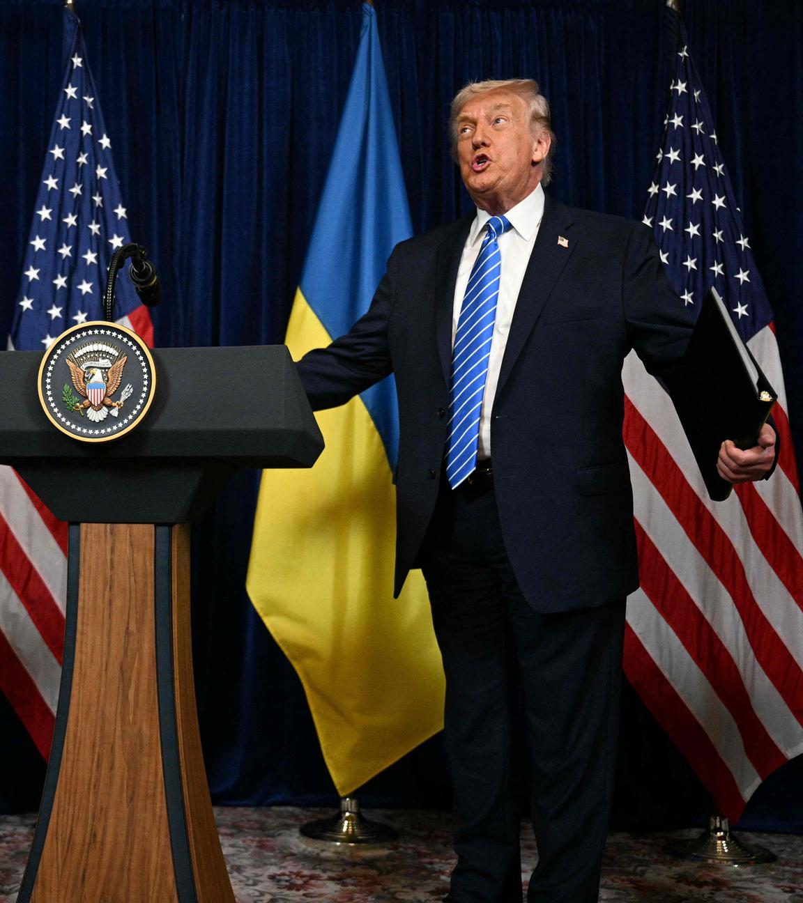 Donald Trump und Wolodymyr Selenskyj bei einer Pressekonferenz in Mar-a-Lago.