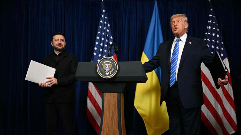 Donald Trump und Wolodymyr Selenskyj bei einer Pressekonferenz in Mar-a-Lago.