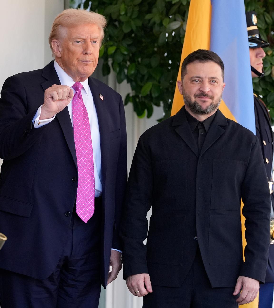 Donald Trump und Wolodymyr Selenskyj zusammen vor den jeweiligen Flaggen der USA und der Ukraine
