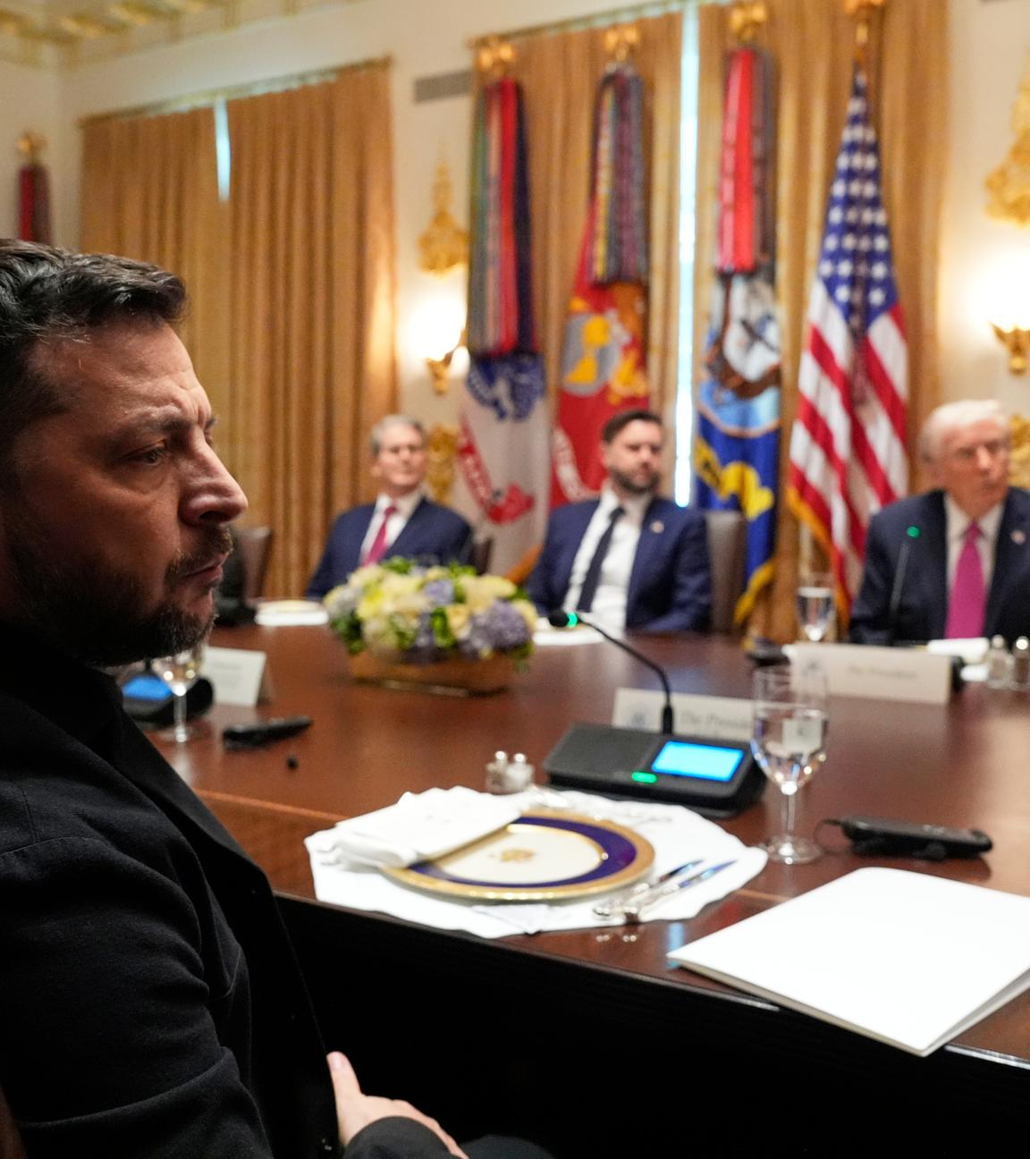 Der ukrainische Präsident Wolodymyr Selenskyj (l) sitzt beim Treffen mit US-Präsident Donald Trump (r), Vizepräsident JD Vance (2.v.r.) und US-Finanzminister Scott Bessent im Kabinettssaal des Weißen Hauses.