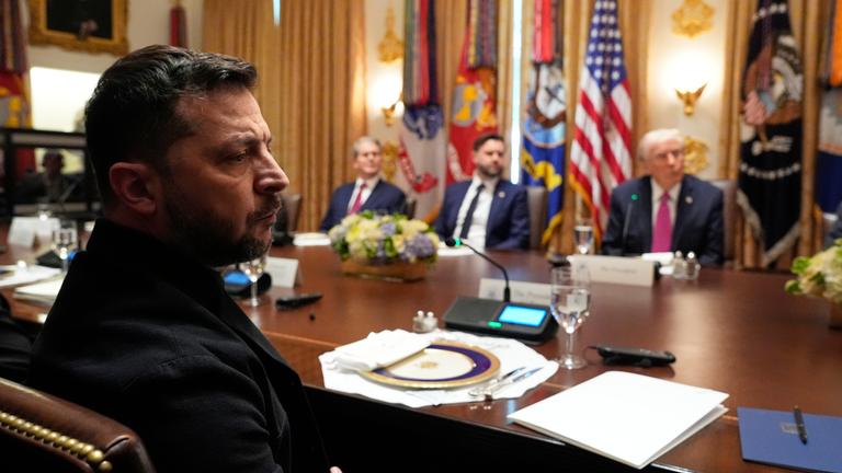 Der ukrainische Präsident Wolodymyr Selenskyj (l) sitzt beim Treffen mit US-Präsident Donald Trump (r), Vizepräsident JD Vance (2.v.r.) und US-Finanzminister Scott Bessent im Kabinettssaal des Weißen Hauses.