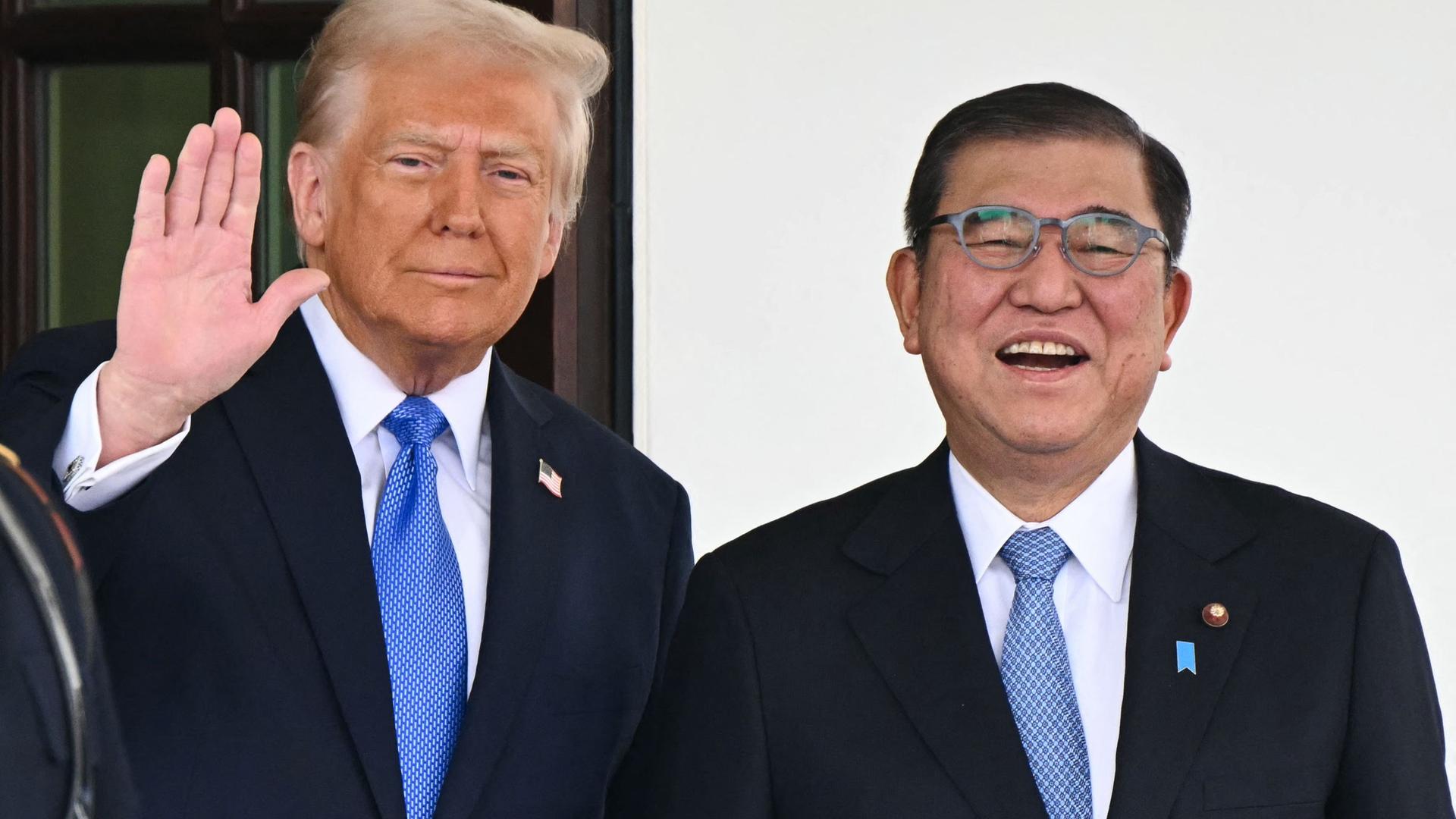 Präsident Trump und der japanische Premierminister Shigeru Ishiba stehen freundlich nebeneinander.