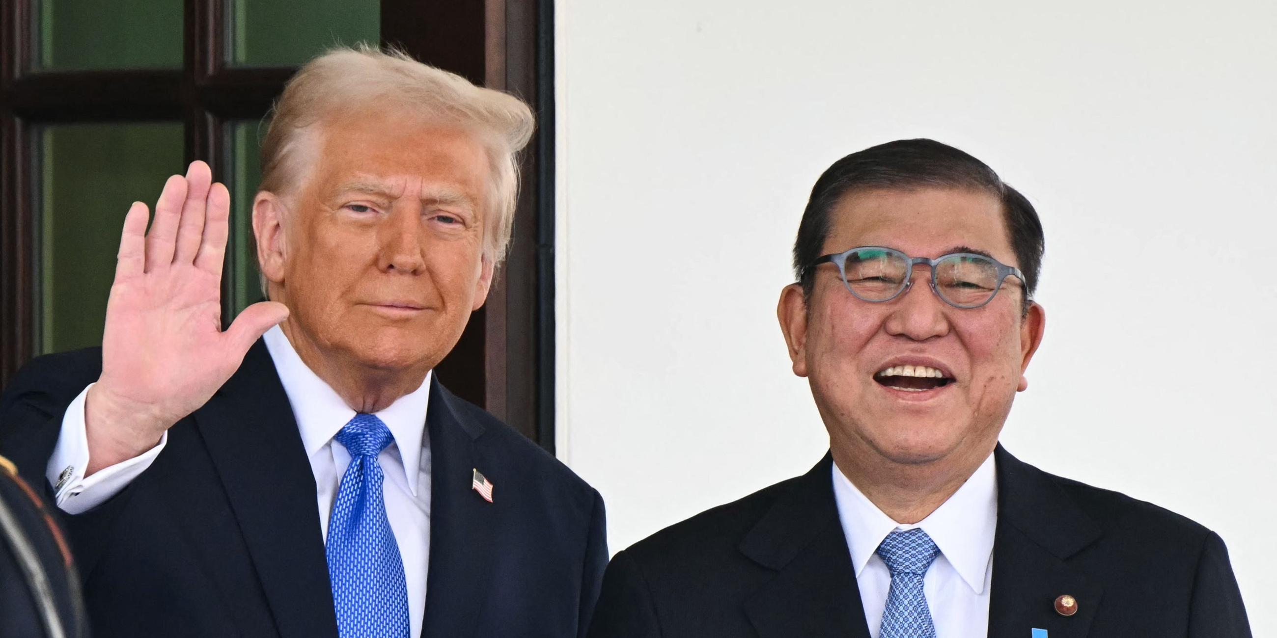 Präsident Trump und der japanische Premierminister Shigeru Ishiba stehen freundlich nebeneinander.
