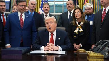 US-Präsident Donald Trump spricht bei der Unterzeichnung des Gesetzes zur Beendigung von längstem Shutdown in US-Geschichte.