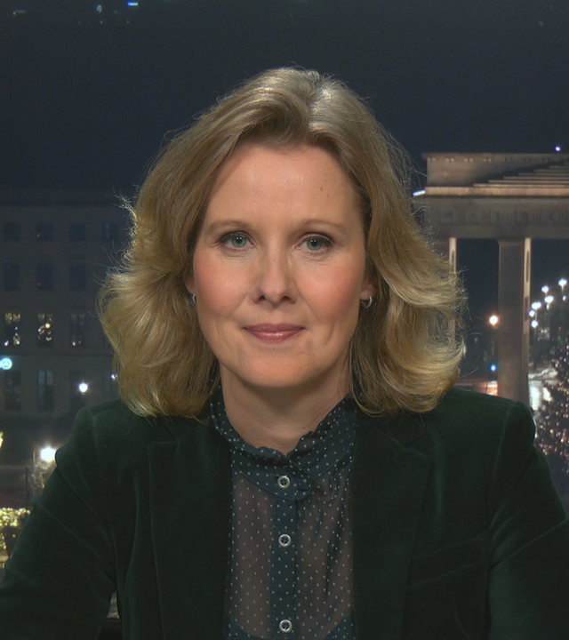 ZDF-Korrespondentin Nicole Diekmann vor einer Grafik des Brandenburger Tor in Berlin.