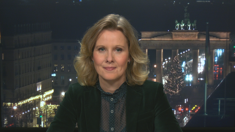 ZDF-Korrespondentin Nicole Diekmann vor einer Grafik des Brandenburger Tor in Berlin.