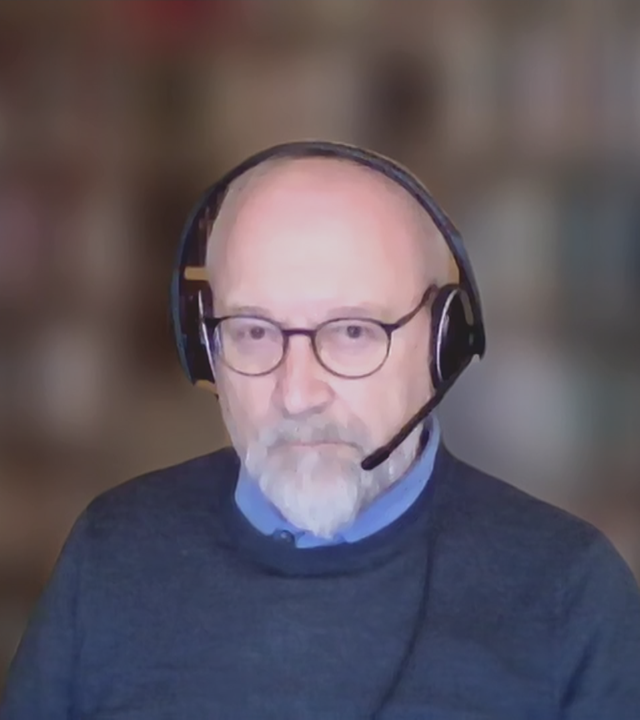 Politikwissenschaftler Prof. Herfried Münkler vor einem Bücherregal.