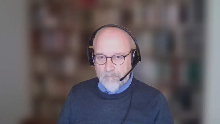 Politikwissenschaftler Prof. Herfried Münkler vor einem Bücherregal.