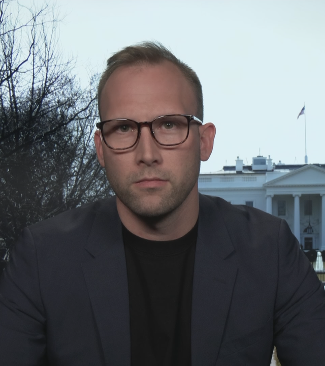 ZDF-Korrespondent David Sauer vor einer Grafik des weißen Haus in Washington.