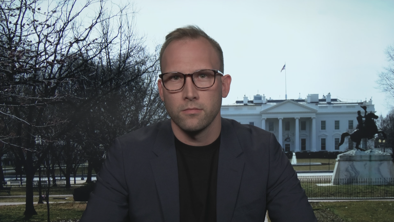 ZDF-Korrespondent David Sauer vor einer Grafik des weißen Haus in Washington.