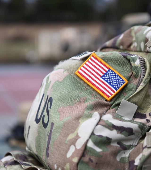 Ein Aufnäher in Form der US-Flagge ist an der Uniform eines US-Soldaten angebracht.