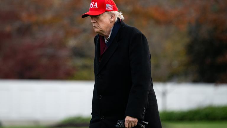 Donald Trump spricht zur Presse nach seiner Ankunft am Weißen Haus