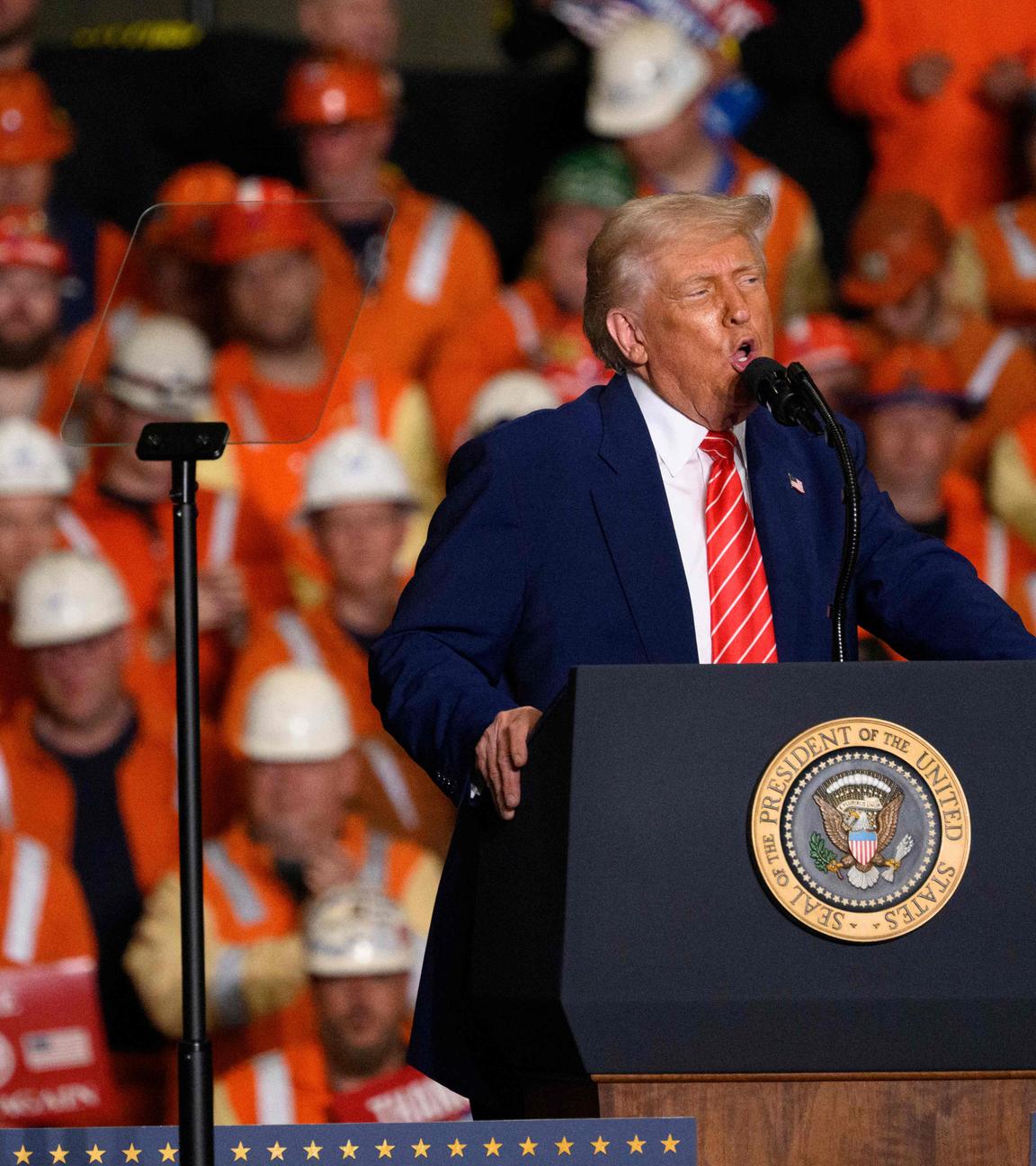 US-Präsident Donald Trump spricht auf einer Kundgebung bei einem Stahlbetrieb in West Mifflin, Pennsylvania.