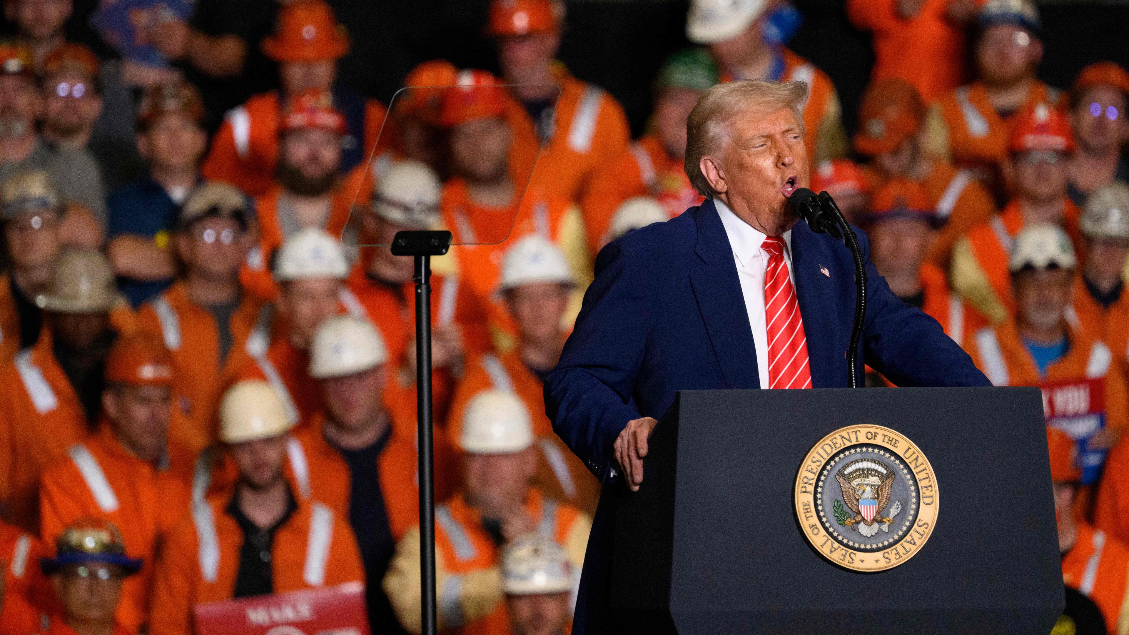 US-Präsident Donald Trump spricht auf einer Kundgebung bei einem Stahlbetrieb in West Mifflin, Pennsylvania.