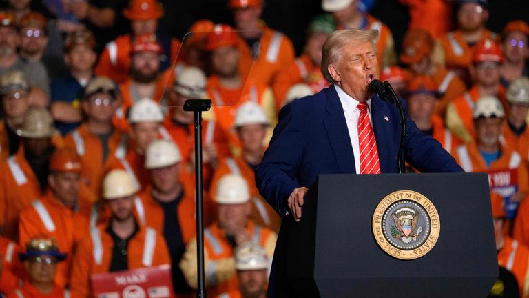 US-Präsident Donald Trump spricht auf einer Kundgebung bei einem Stahlbetrieb in West Mifflin, Pennsylvania.