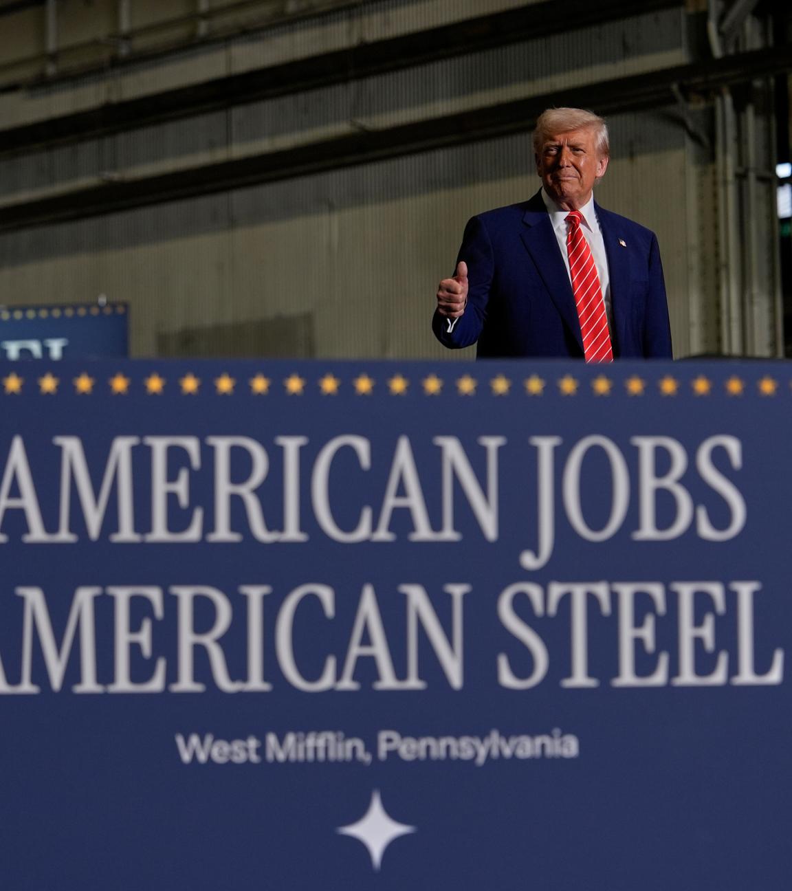 Präsident Donald Trump gestikuliert nach seiner Rede im Mon Valley Works-Irvin-Werk der U.S. Steel Corporation am Freitag, den 30. Mai 2025, in West Mifflin, Pennsylvania.