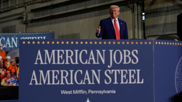 Präsident Donald Trump gestikuliert nach seiner Rede im Mon Valley Works-Irvin-Werk der U.S. Steel Corporation am Freitag, den 30. Mai 2025, in West Mifflin, Pennsylvania.