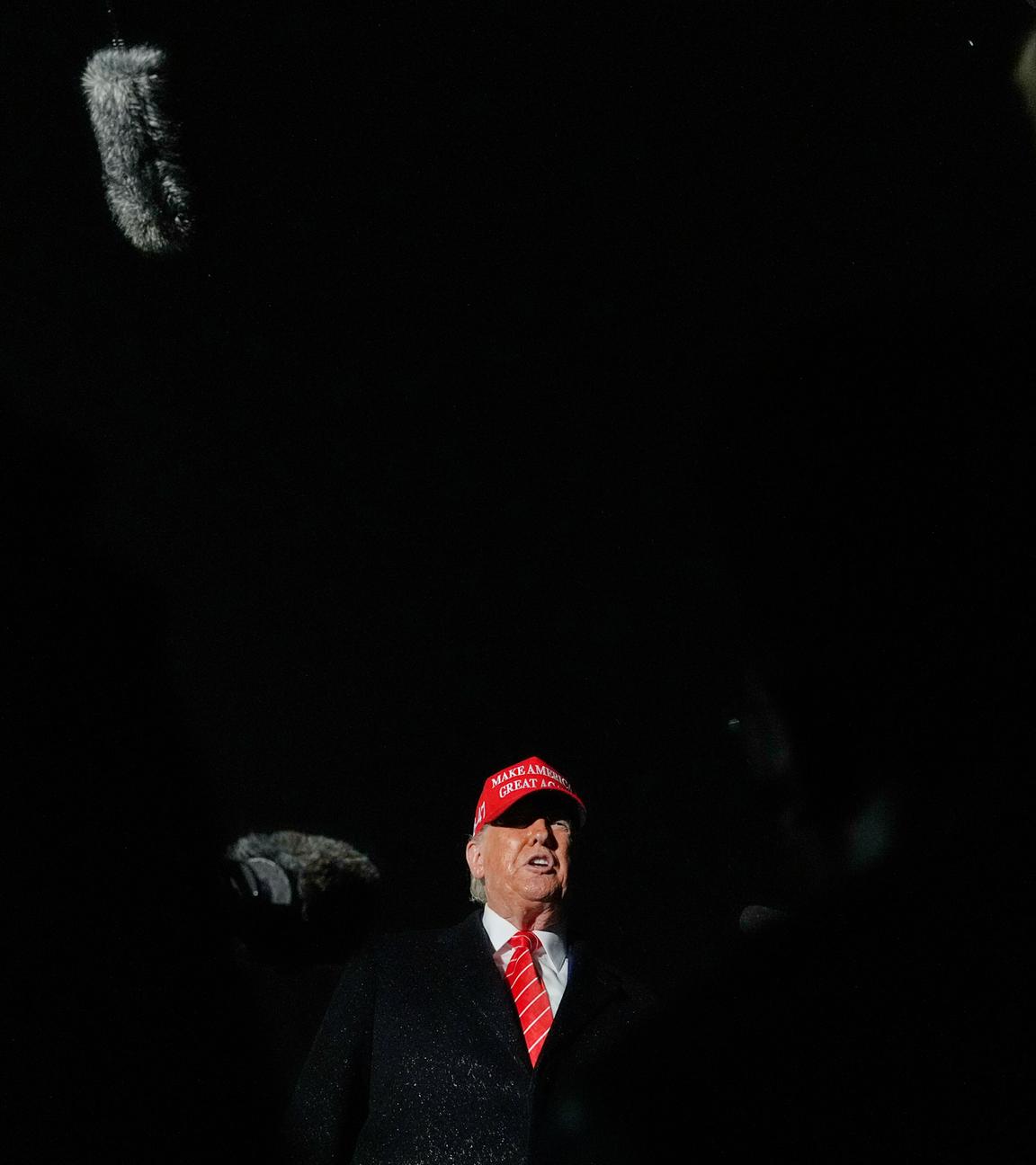 Präsident Donald Trump spricht im Regen zu Reportern, nachdem er mit der Air Force One auf der Joint Base Andrews, Md. angekommen ist. Trump will Zölle für die Einfuhr von Stahl in die Vereinigten Staaten von derzeit 25 Prozent auf 50 Prozent verdoppeln. 