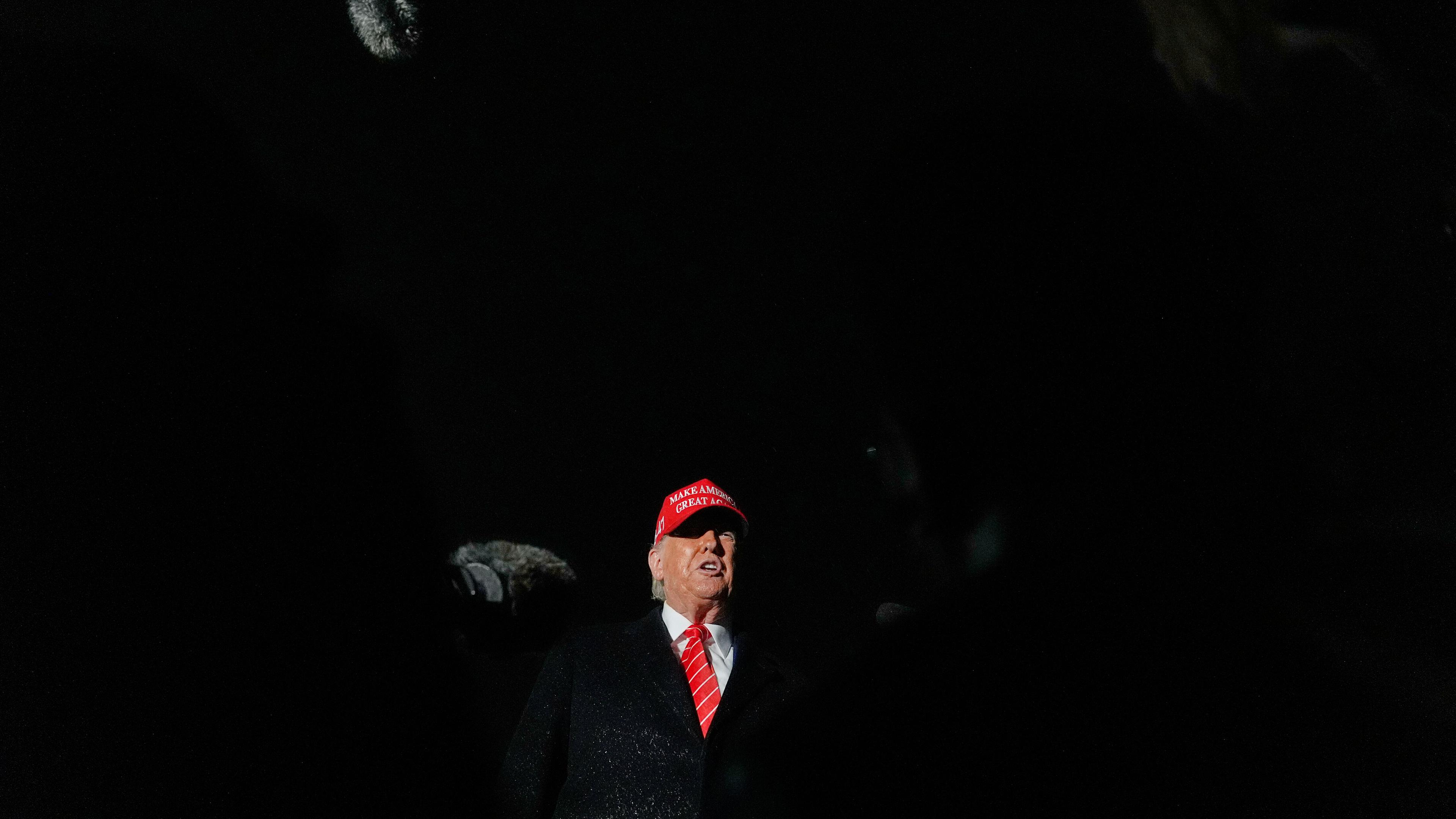 Präsident Donald Trump spricht im Regen zu Reportern, nachdem er mit der Air Force One auf der Joint Base Andrews, Md. angekommen ist. Trump will Zölle für die Einfuhr von Stahl in die Vereinigten Staaten von derzeit 25 Prozent auf 50 Prozent verdoppeln. 