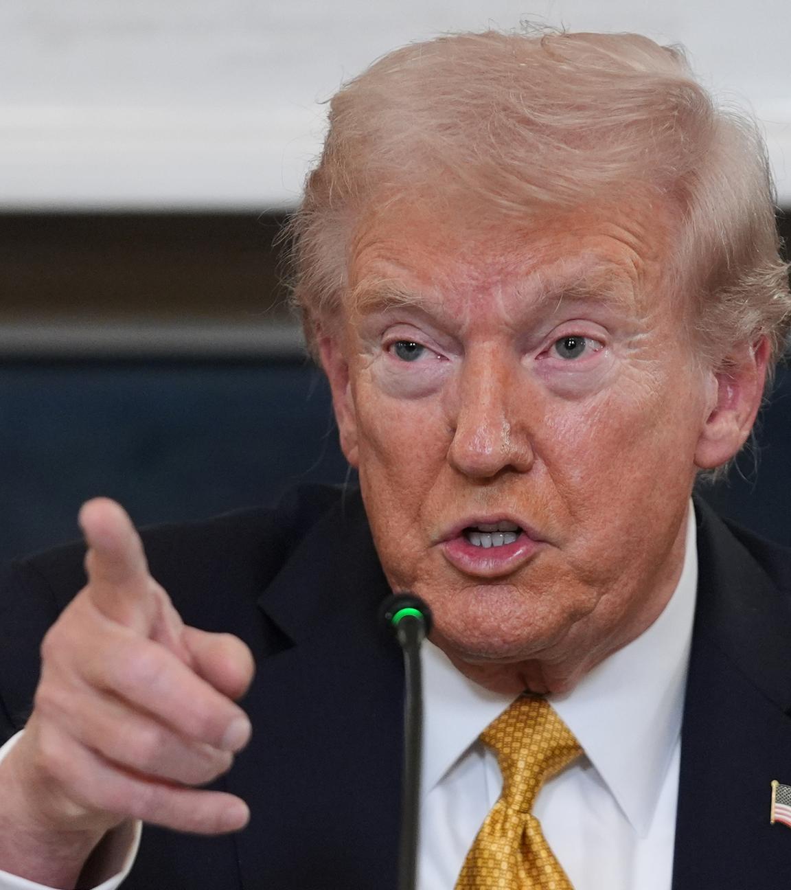 US-Präsident Donald Trump beantwortet Fragen von Reportern während eines Rundtischgesprächs über kriminelle Kartelle im State Dining Room des Weißen Hauses.