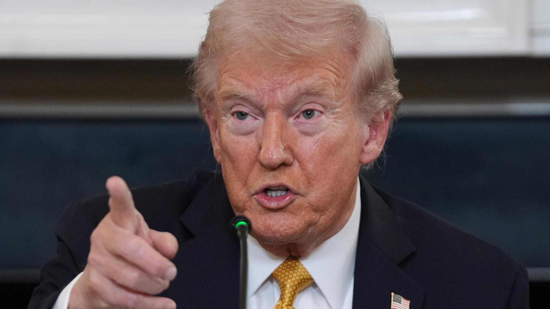 US-Präsident Donald Trump beantwortet Fragen von Reportern während eines Rundtischgesprächs über kriminelle Kartelle im State Dining Room des Weißen Hauses.