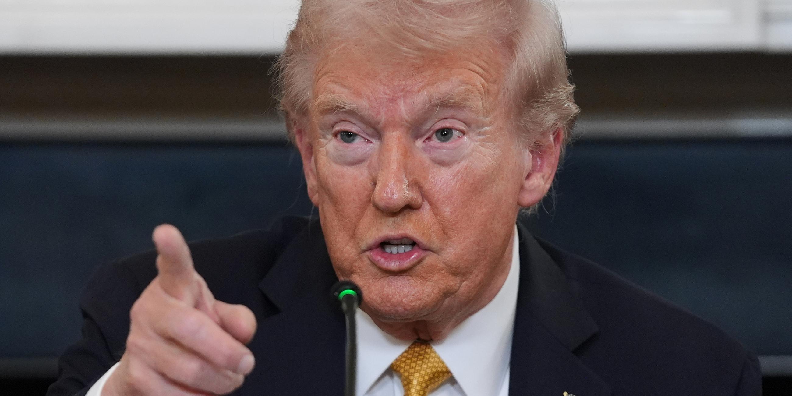 US-Präsident Donald Trump beantwortet Fragen von Reportern während eines Rundtischgesprächs über kriminelle Kartelle im State Dining Room des Weißen Hauses.