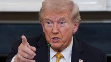 US-Präsident Donald Trump beantwortet Fragen von Reportern während eines Rundtischgesprächs über kriminelle Kartelle im State Dining Room des Weißen Hauses.