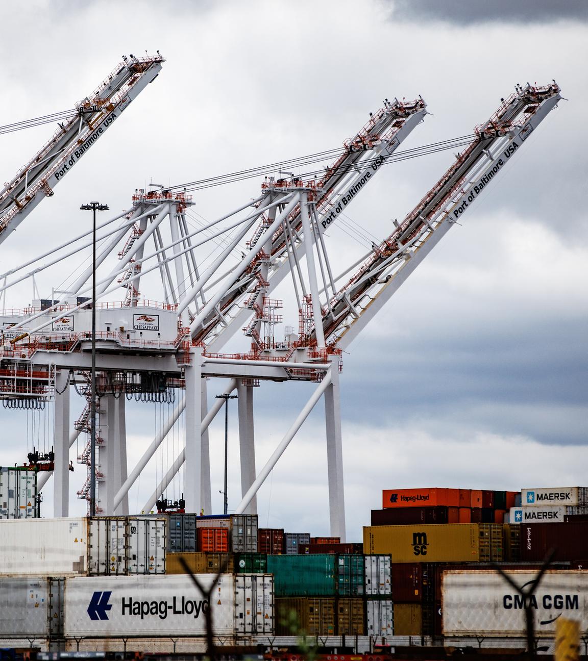 Kräne und Container an einem Hafen.