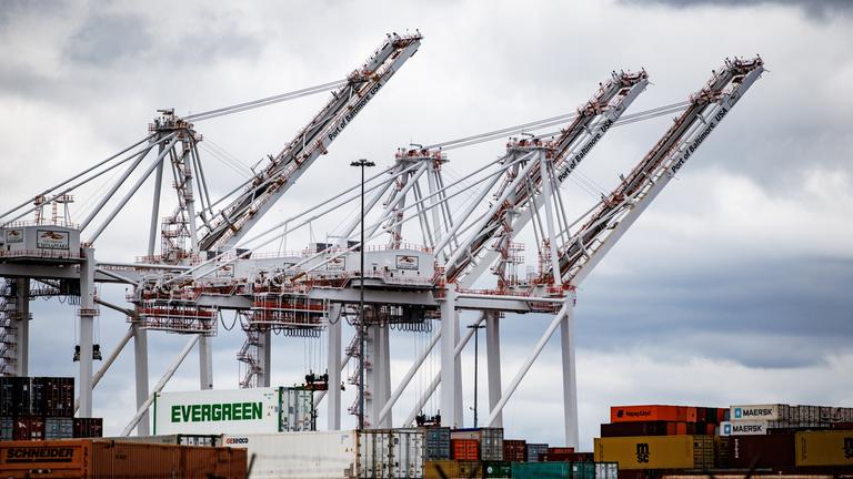 Kräne und Container an einem Hafen.