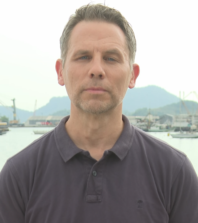 ZDF-Korrespondent Christoph Röckerath vor einem brasilianischen Hafen und Bergen.