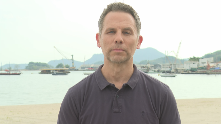 ZDF-Korrespondent Christoph Röckerath vor einem brasilianischen Hafen und Bergen.